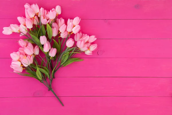 Boeket van verse roze bloemen op hout — Stockfoto