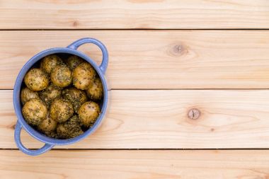 Ot otlar ile terbiyeli bebek patates