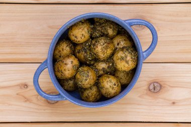 Mavi ot tecrübeli haşlanmış bebek patates tam