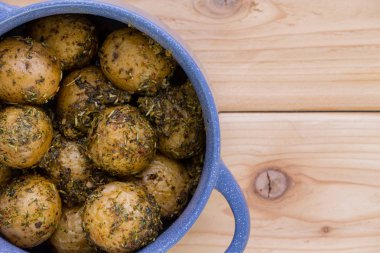 Mavi ot tecrübeli bebek patates ile dolu