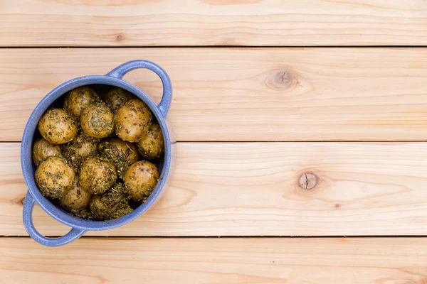 Pot van baby aardappelen gekruid met kruiden — Stockfoto