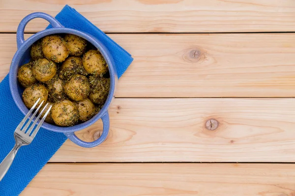 Kleiner blauer Topf mit gewürzten Babykartoffeln — Stockfoto