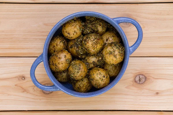 Blauer Topf voller gewürzter gekochter Babykartoffeln — Stockfoto