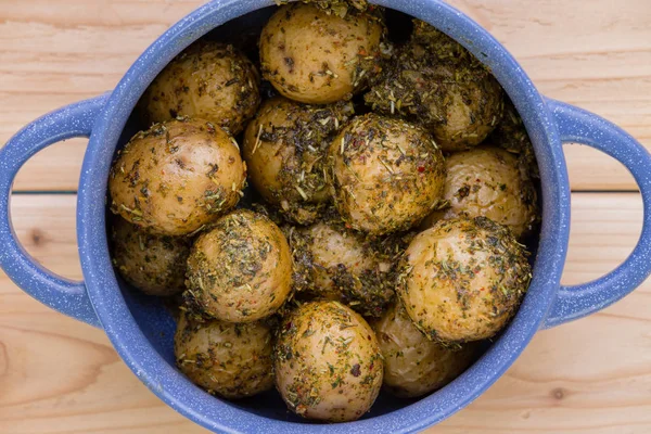 Schüssel mit Kartoffeln mit Gewürz bedeckt — Stockfoto