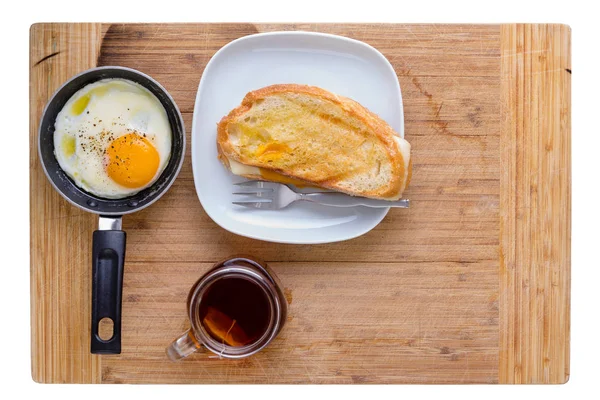 Desayuno sencillo con huevo frito, tostadas y té — Foto de Stock