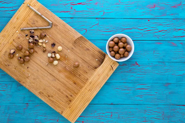 Preparing fresh macadamia nuts for eating — Stock Photo, Image