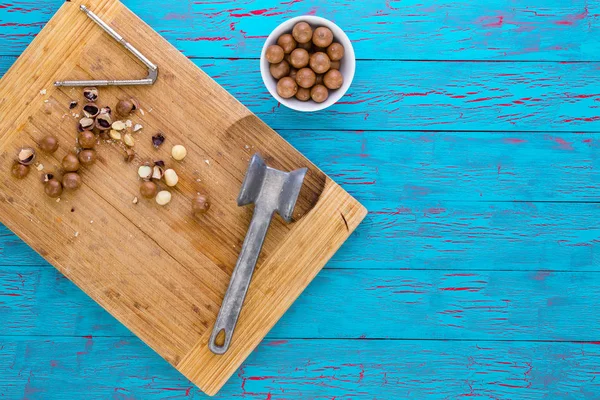 Concha de nueces frescas de macadamia con un cascanueces — Foto de Stock