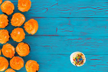 Parlak turuncu buzlanma ile renkli kek