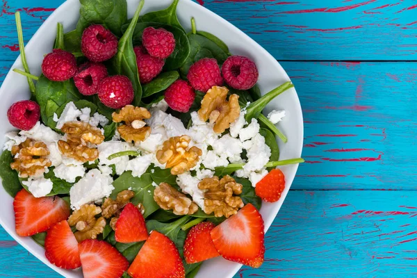 Fruktsallad med nötter och ost — Stockfoto