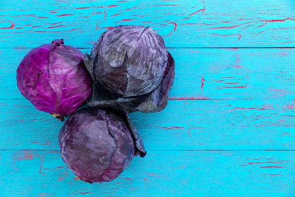 Tre teste fresche di cavolo rosso o viola — Foto Stock