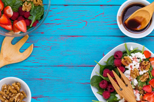 Fronteiras laterais de saladas, nozes e vinagrete — Fotografia de Stock