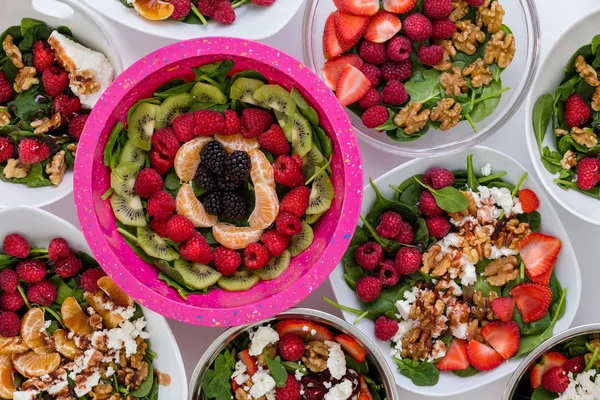 Skålar av blandade färska sallader med frukt och nötter — Stockfoto