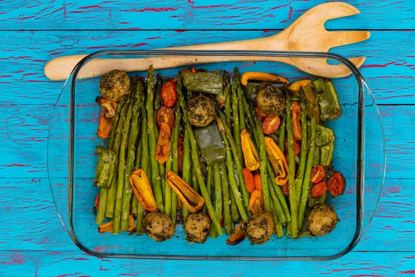 Plato de deliciosas verduras asadas frescas sazonadas — Foto de Stock