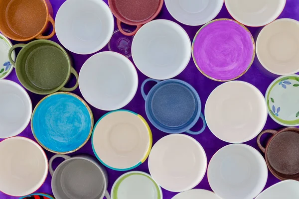 Вид сверху на пустые чашки в концепции голода — стоковое фото