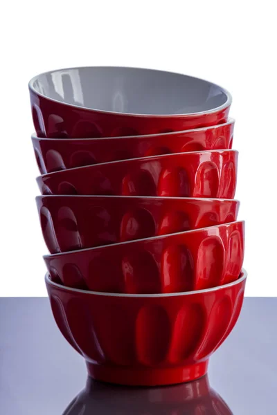 Zásobník zářivě červené ramekins na kuchyňském stole — Stock fotografie