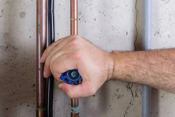 Homem usando força para transformar uma válvula de água em um tubo — Fotografia de Stock