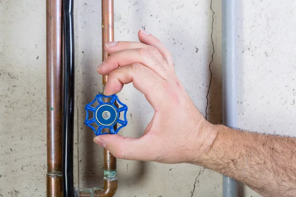 Male hand turning pipe valve — Stock Photo, Image