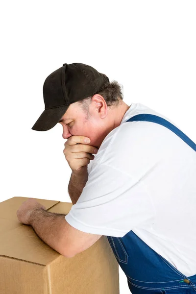 Trabalhador pensativo encostado à caixa de papelão — Fotografia de Stock