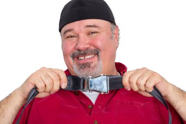 Onun tokası tıkladıktan sonra gülümseyerek mutlu yolcu