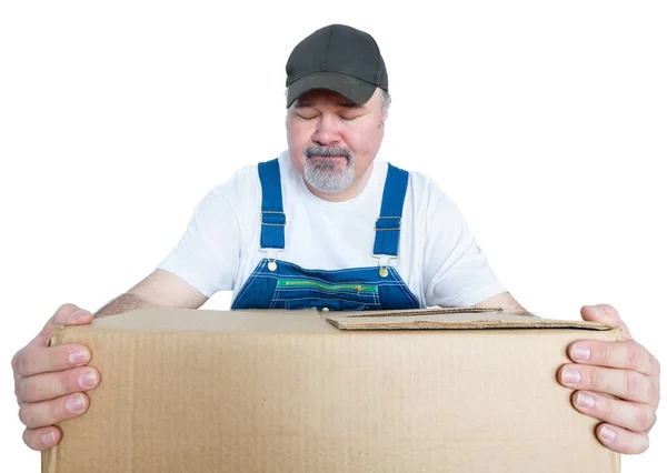 Trabalhador psicologicamente para levantar uma caixa pesada — Fotografia de Stock
