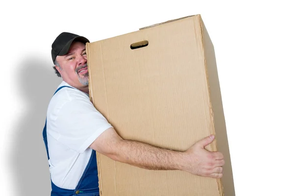 Entrega homem carregando grande caixa de papelão pesado — Fotografia de Stock