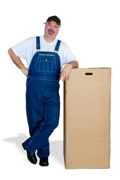 Repartidor sonriente parado junto a una gran caja de cartón — Foto de Stock