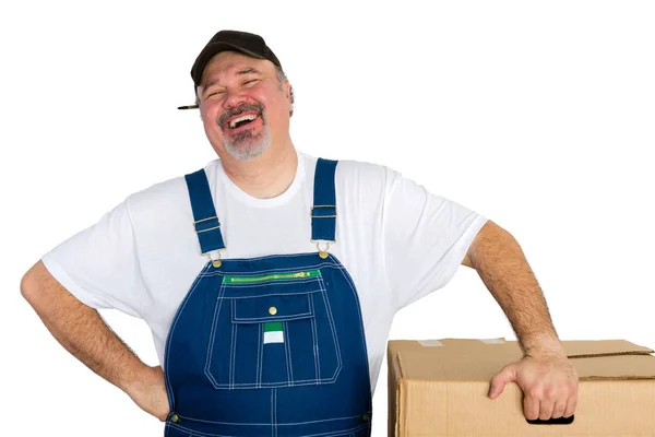 Rindo homem de entrega em pé por grande caixa — Fotografia de Stock