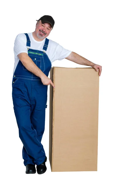 Sonriente trabajador feliz apuntando a una caja de cartón — Foto de Stock