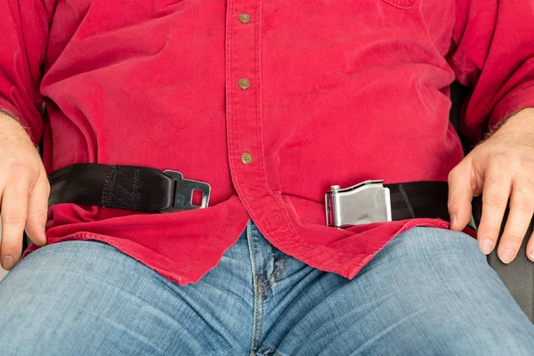 Pasajero obeso incapaz de sujetar el cinturón de seguridad —  Fotos de Stock
