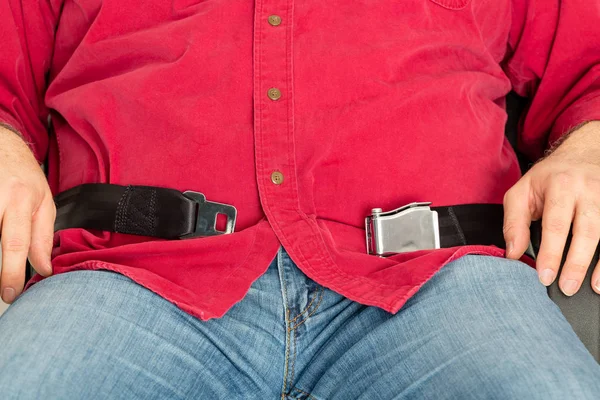 Obese passenger unable to fasten the seatbelt — Stock Photo, Image