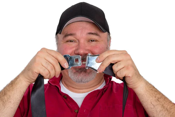 Mannen håller upp de två halvorna av säkerhetsbälte — Stockfoto