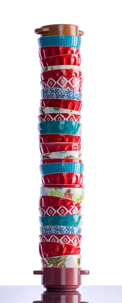 Alta pila di colorati ramekins cottura pulita — Foto Stock