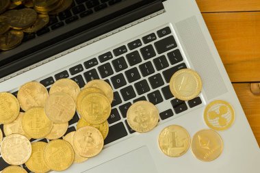 Cryptocurrencies dizüstü bilgisayar üzerinde altın sikke