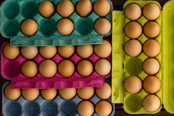 Huevos frescos en cajas de cartón — Foto de Stock