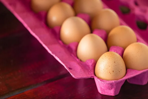 Boîte rose d'œufs en gros plan — Photo