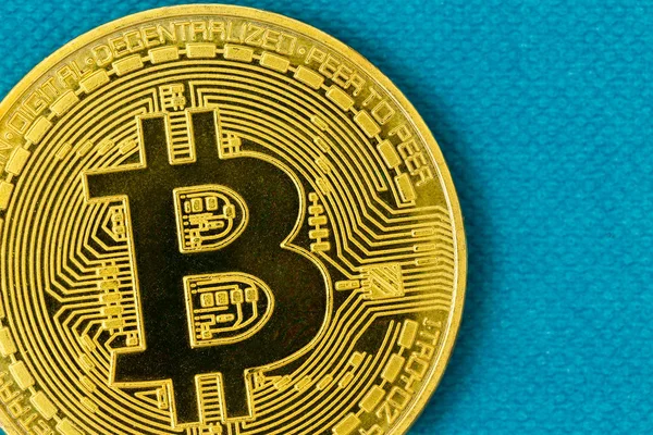 Bitcoin moneda de oro en primer plano — Foto de Stock