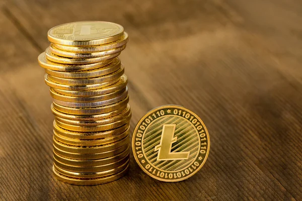 Moneda litecoin de oro única junto a una pila — Foto de Stock