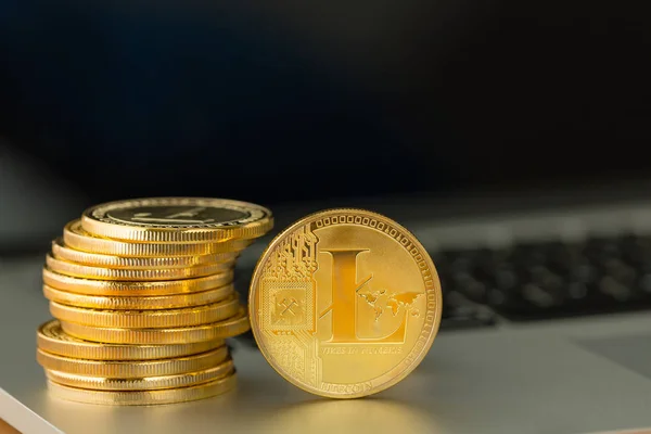 Moneda litecoin de oro única en posición vertical — Foto de Stock