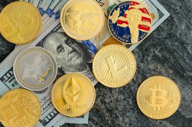 Doları banknot ve çeşitli cryptocurrency paraları