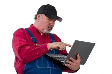 Laptop ile ayakta kaba pamuklu tulum giyen adam