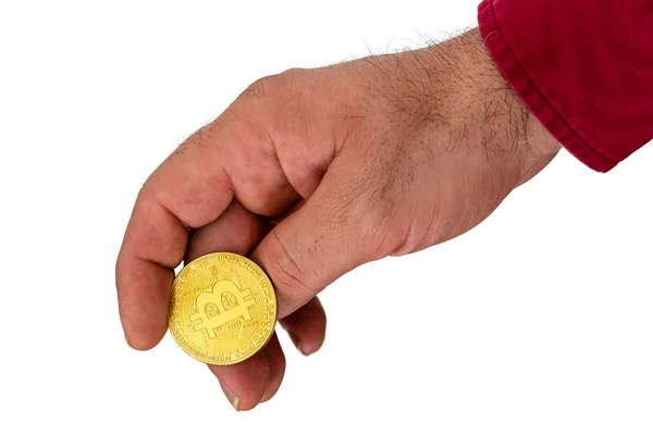 Clos up vista da mão segurando bitcoin dourado — Fotografia de Stock