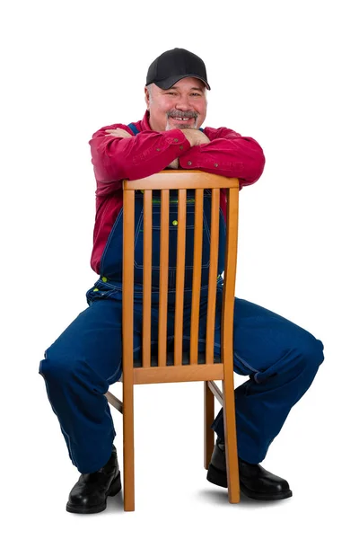 Trabalhador de classe média sorridente sentado na cadeira — Fotografia de Stock