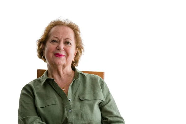 Mujer mayor sonriente contra fondo blanco — Foto de Stock