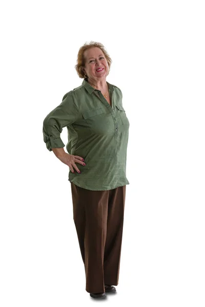 Senior kvinna som står mot vit bakgrund — Stockfoto