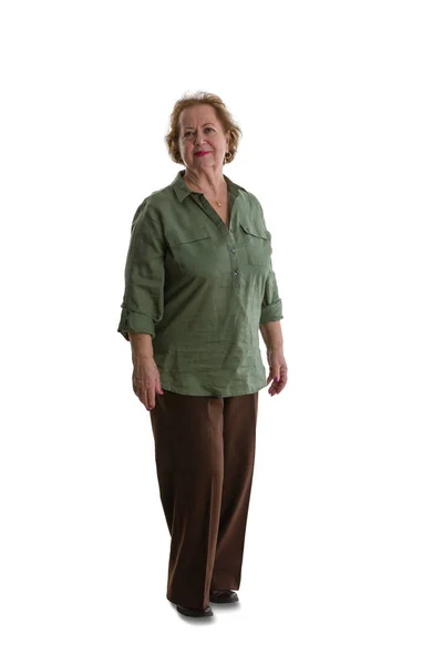 Senior dame staan tegen een witte achtergrond — Stockfoto