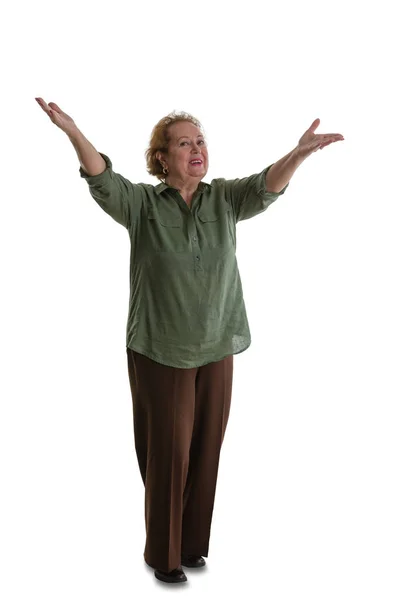 Senior dame staan met gastvrije gebaar — Stockfoto