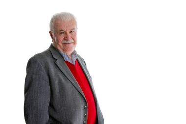 Emekli üst düzey adam kameraya bakan