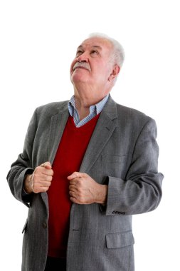 Yaşlı emekli adam ayakta seyir yukarıya