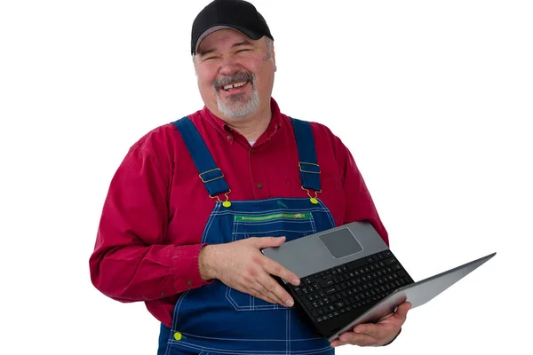 Γελώντας genial εργάτη ή αγρότη με το laptop — Φωτογραφία Αρχείου