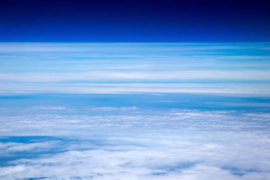 Havadan görünümü uçakta uçan ise mavi gökyüzü ve bulutlar.